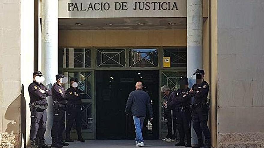 Policías nacionales ayer a la entrada del Palacio de Justicia.