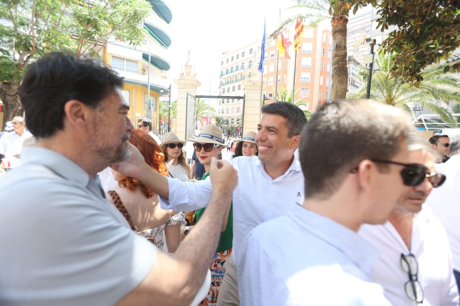 Carlos Mazón visita el racó de INFORMACIÓN TV en las Hogueras de Alicante 2025