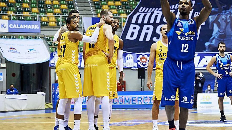 McFadden, a la derecha, en un partido ante el UCAM.  | ACB PHOTO/B. B. HOJAS