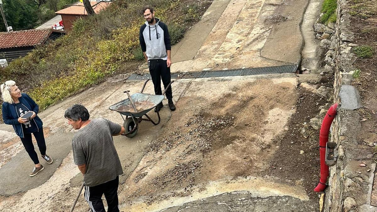 Adega, hosteleros y vecinos se suman a las quejas por las obras en Ons: «É unha chiringuitización dun Parque Nacional»