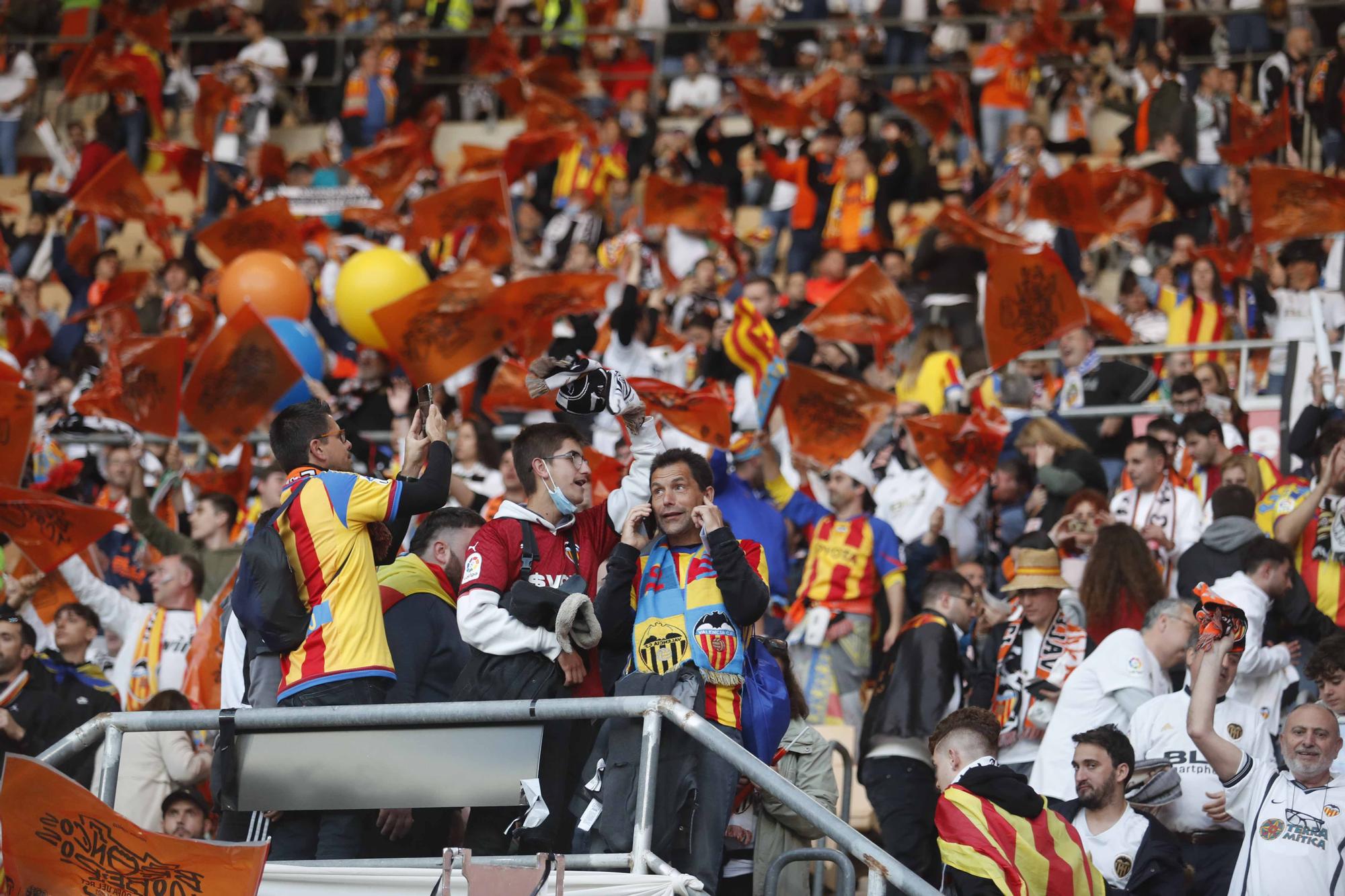 La afición valencianista llena de color el estadio de la Cartuja