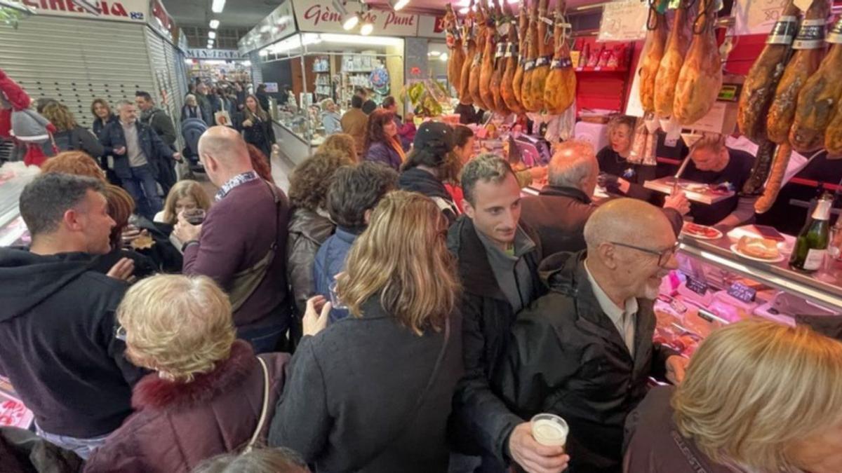 Veïns de Blanes tastant productes al Mercat de Mas Enlaire. | AJUNTAMENT DE BLANES