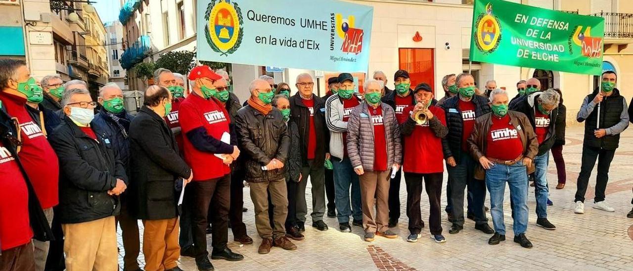 Concentración a las puertas del Ayuntamiento reivindicando que la UMH se denomine UMHE