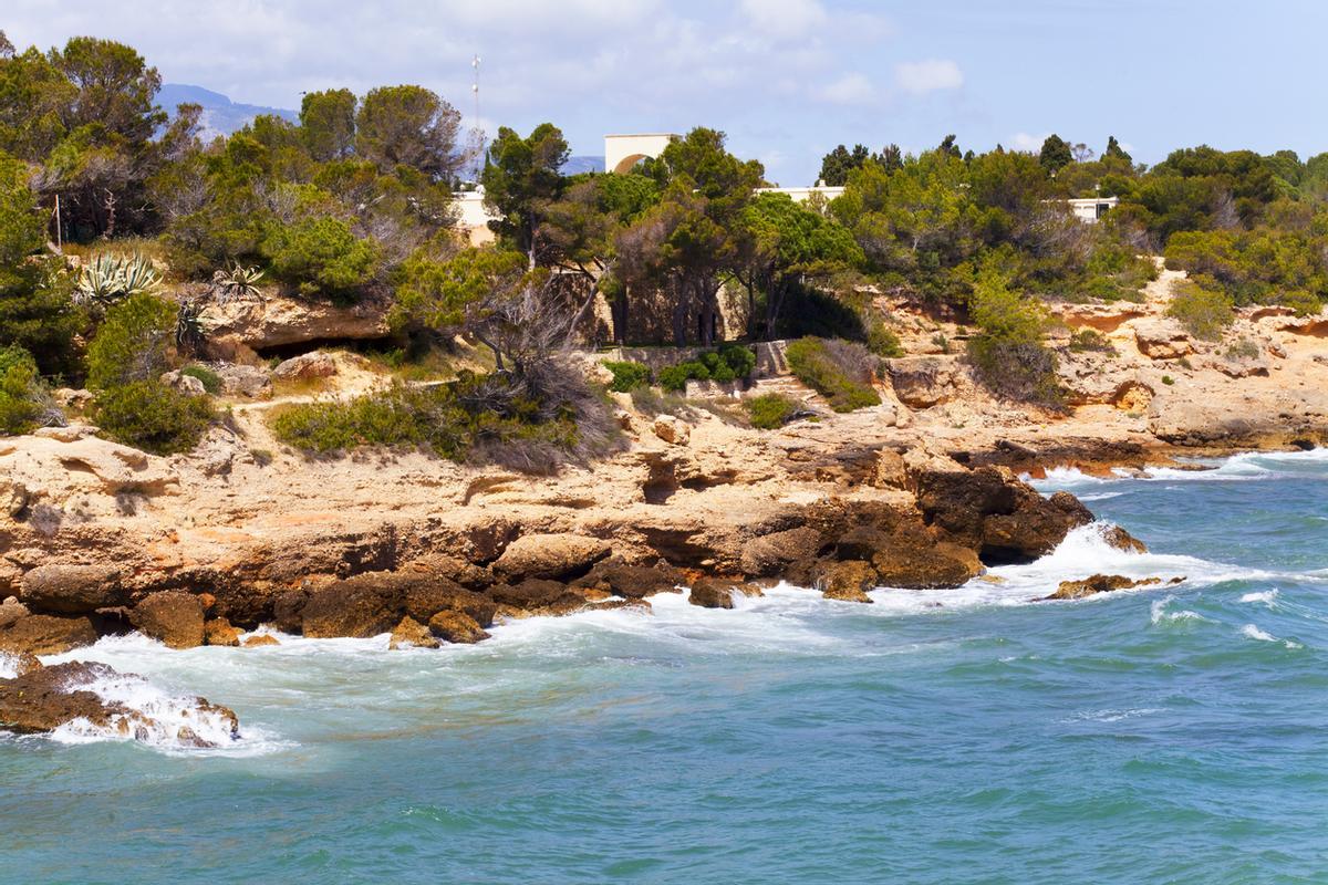 Paisaje de L'Ametlla del Mar y Costa Dorada, ruta costera de Tarragona, España con azul mar Mediterráneo.