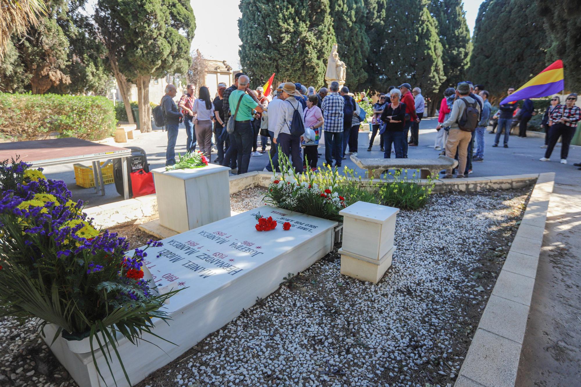 Concentración en el cementerio de Alicante por las personas fueron fusiladas y enterradas por el régimen franquista en fosas comunes
