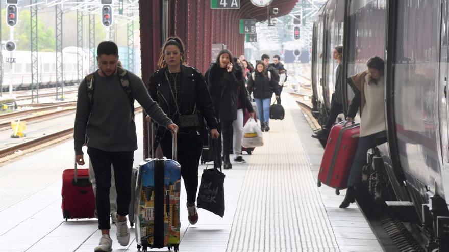Viajeros procedentes de Madrid, en la estación de tren de A Coruña. |   // CARLOS PARDELLAS