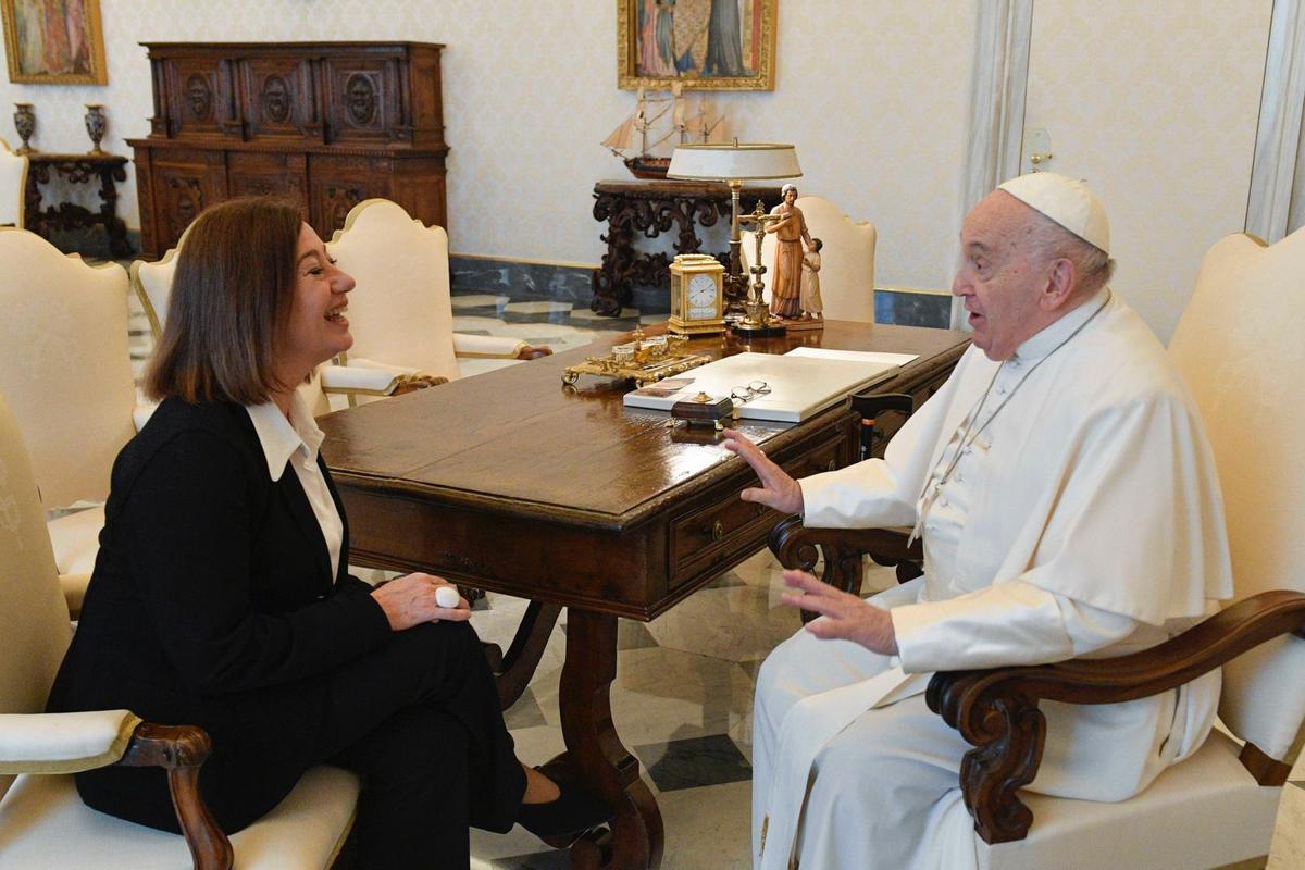 Armengol y el Papa Francisco han departido durante una hora en el despacho papal del Vaticano.