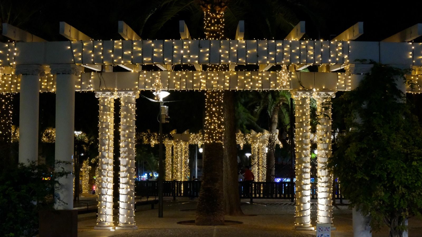 Las fotos de las nuevas luces de Navidad de la plaza de las Columnas de Palma