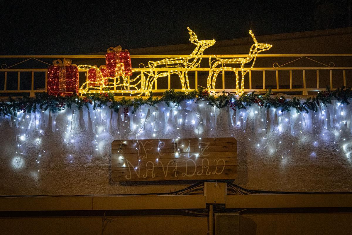Sabadell 18/12/2025 On Barcelona. Se trata de una casa decorada que se ha hecho viral. Id cuando ya haya anochecido para poder fotografiar la decoración iluminada (entre las 18:00 y las 19:00). La casa está situada en el barrio del Poblenou de Sabadell, donde se celebra un concurso de fachadas iluminadas. Haced también fotos de otras casas decoradas; Abel las mencionará en el reportaje. AUTOR: MANU MITRU