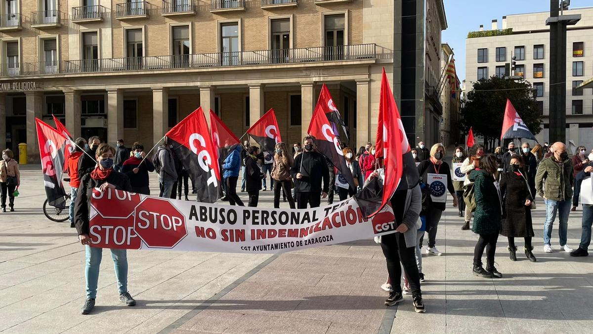 Concentración de CGT en frente del Ayuntamiento de Zaragoza contra las políticas de personal.