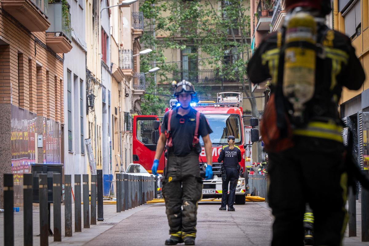 Una explosión por una bombona de butano deja ocho heridos y obliga a desalojar un edificio en Barcelona Una explosión por una bombona de butano deja ocho heridos y obliga a desalojar un edificio en Barcelona