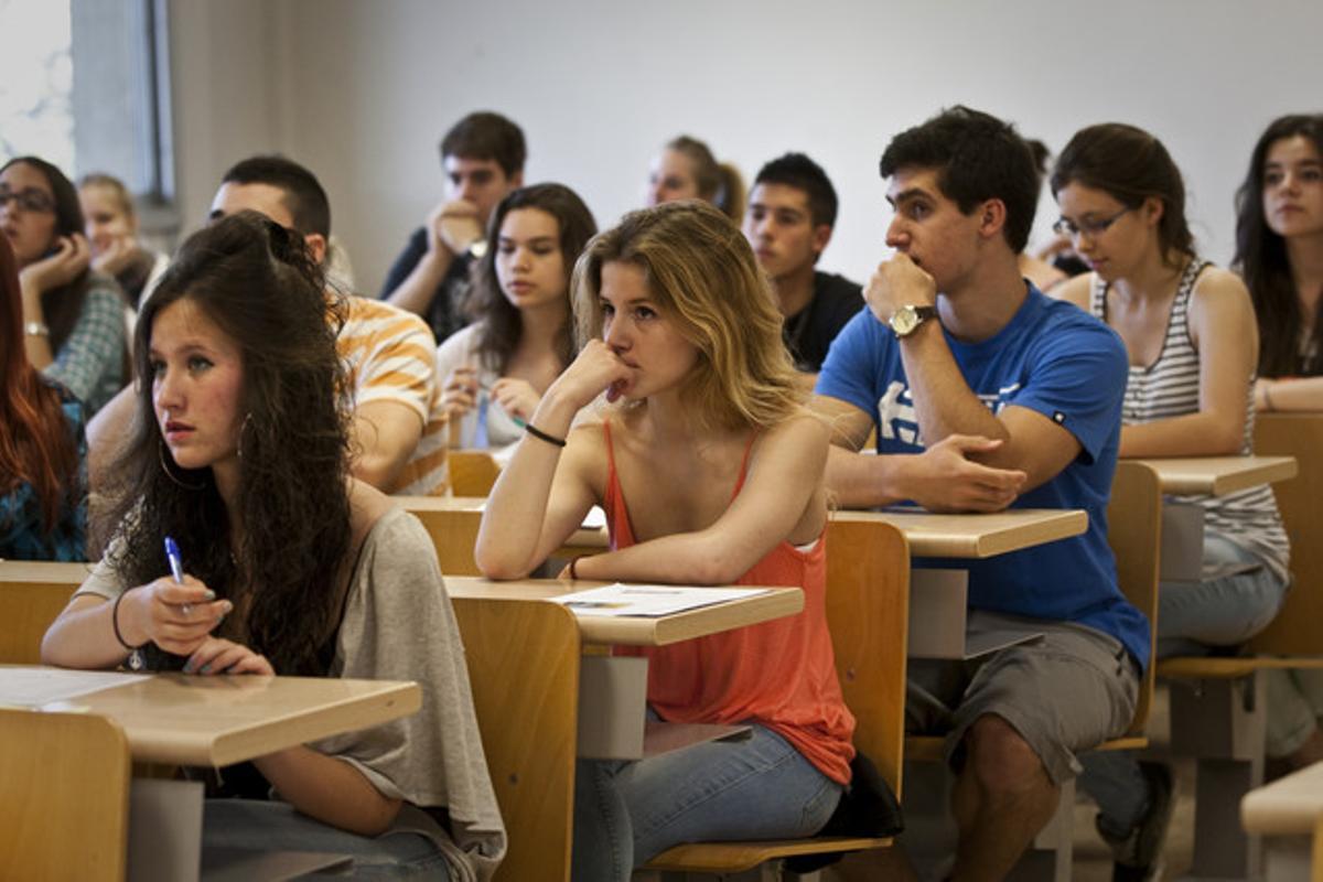 Estudiants a la Facultat de Dret de la Universitat Autònoma de Bellaterra el primer dia dels exàmens de selectivitat. Estudiants a la Facultat de Dret de la Universitat Autònoma de Bellaterra el primer dia dels exàmens de selectivitat.