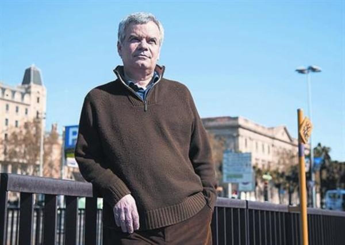 Davant de Correus 8 Pedro de la Prada, autor del llibre sobre els telegrafistes barcelonins durant la guerra. Davant de Correus 8 Pedro de la Prada, autor del llibre sobre els telegrafistes barcelonins durant la guerra.