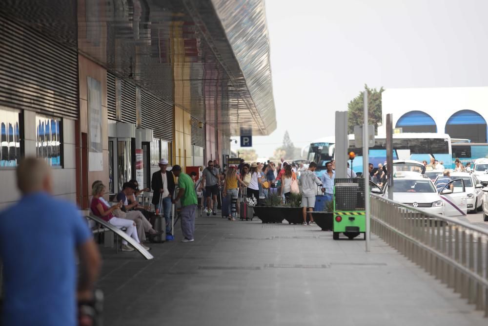 Los trabajadores del aeropuerto explican cómo notan el aumento de turistas que experimenta la isla estas semanas