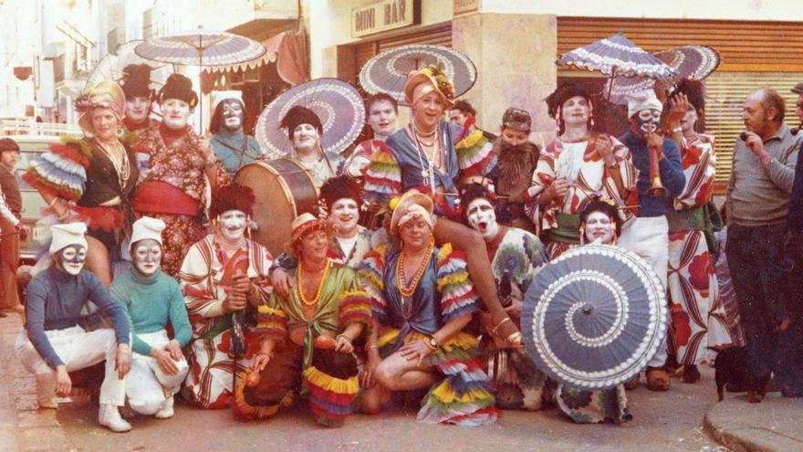 Estampes fotogràfiques per recordar com es vivia el Carnaval de Roses fa quaranta anys