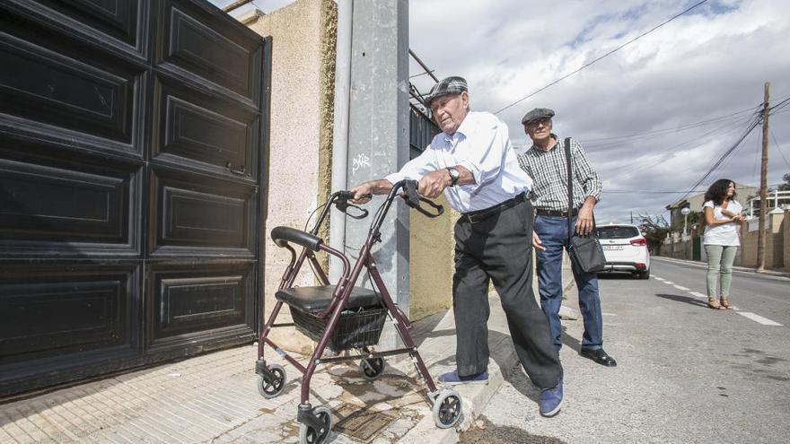 Vecinos en el barrio alicantino de Rabasa