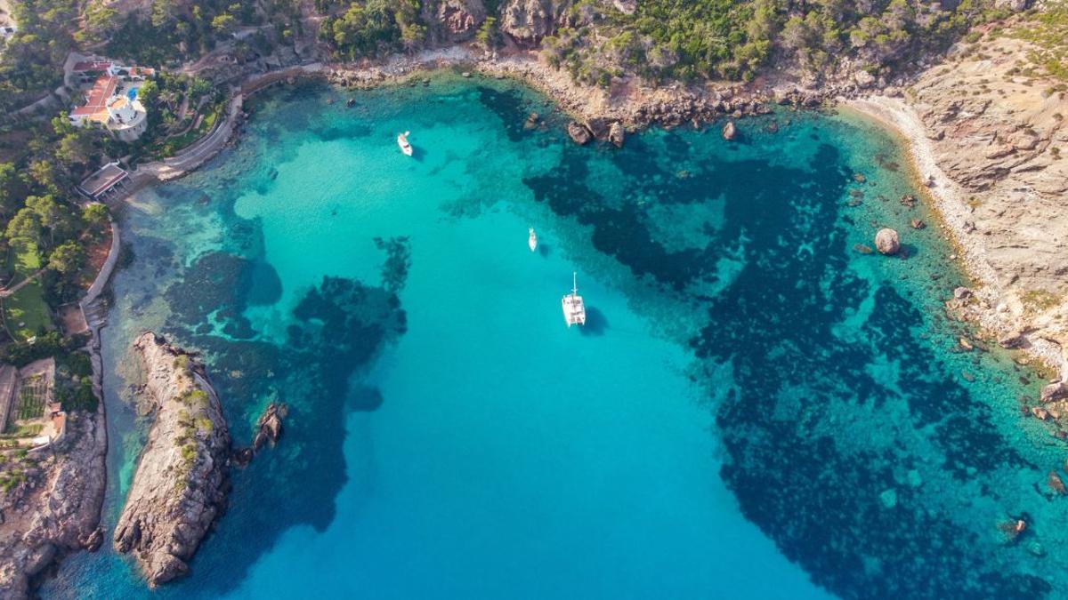 La cala de es Canaret es una de las calas más escondidas de Ibiza. En la sección 'Discover Ibiza' puedes encontrar más.