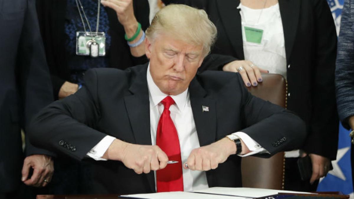 Donald Trump se dispone a firmar la orden ejecutiva para la construcción del muro de México.