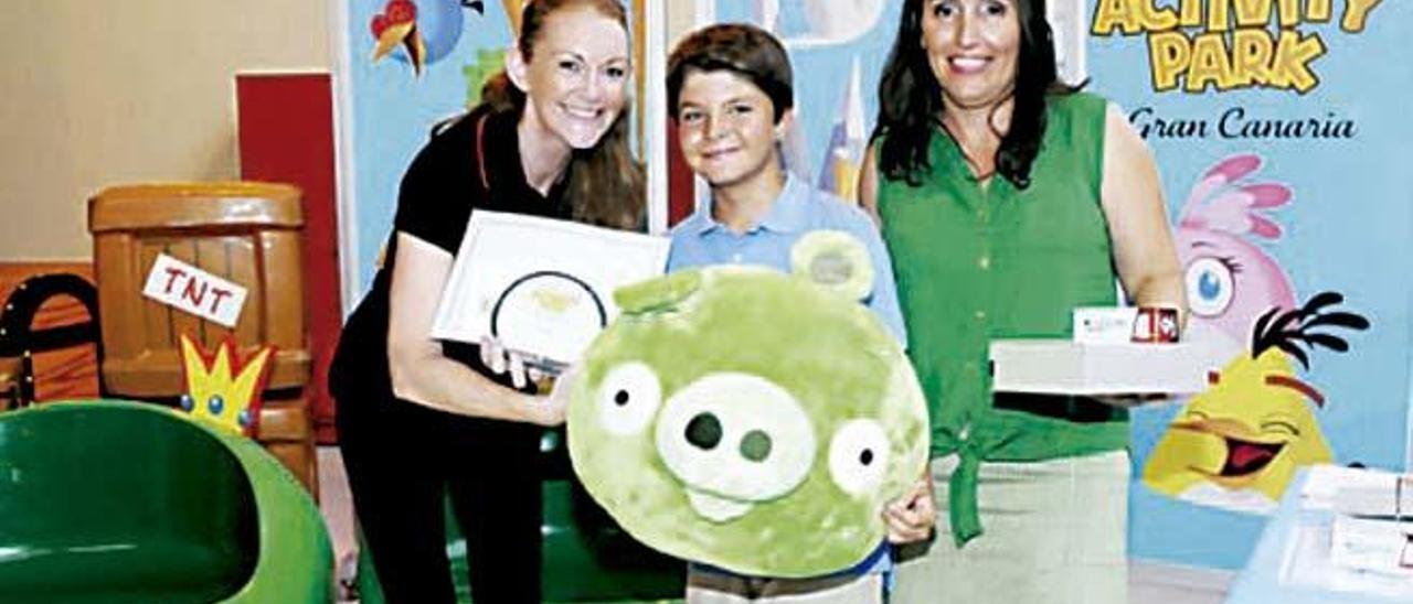 Álvaro Portillo, con los trofeos y premios conquistados.