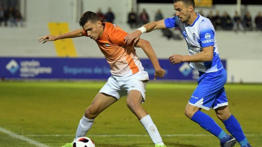 Nahuel, en una jugada de l&#039;Alcoià-Peralada