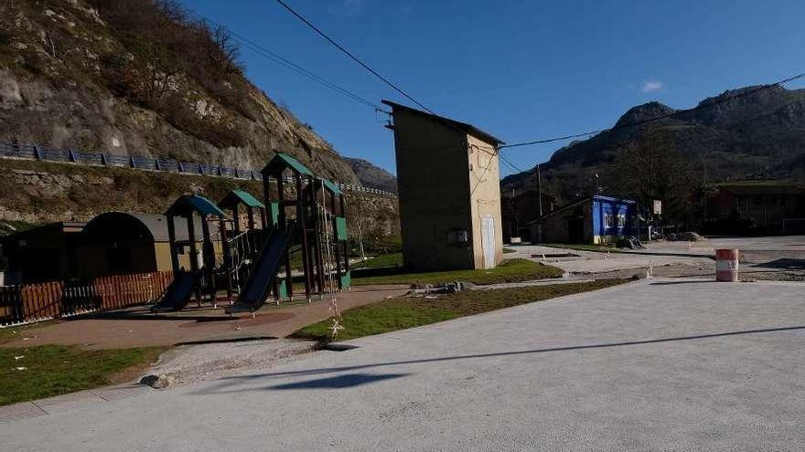 El entorno de la Fuente&#039;l Güe, en Llorío, con la sala de bombeos a la izquierda.