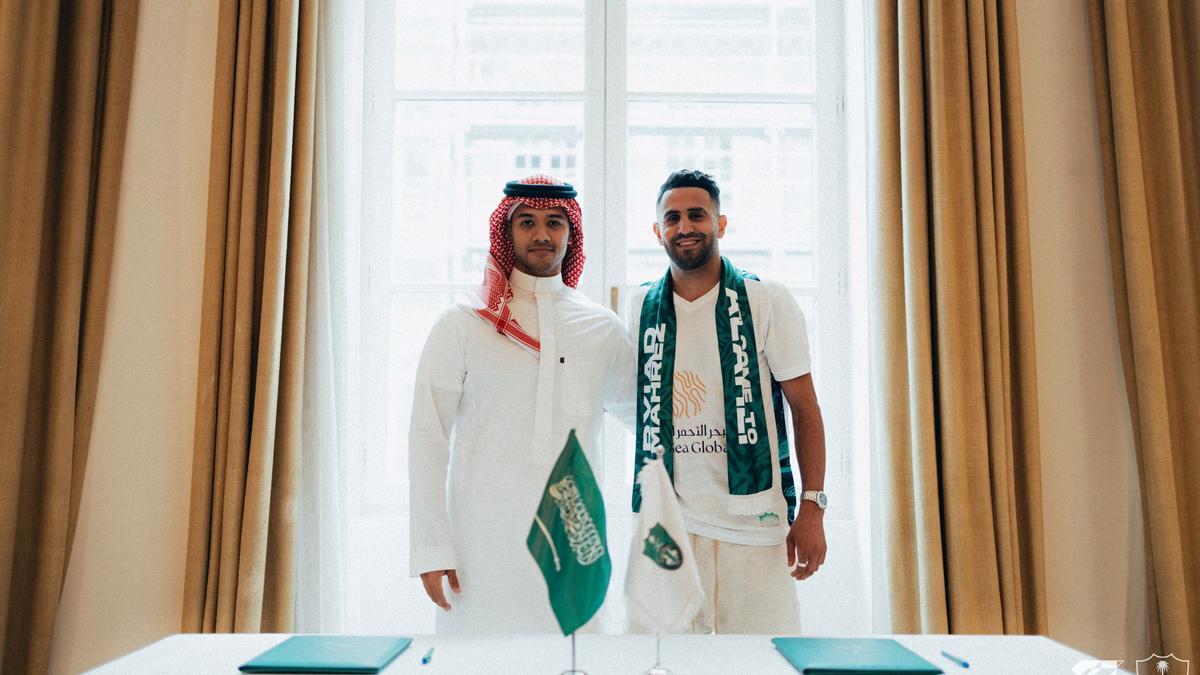 Riyad Mahrez, en su firma con el Al-Ahli de Arabia Saudí.