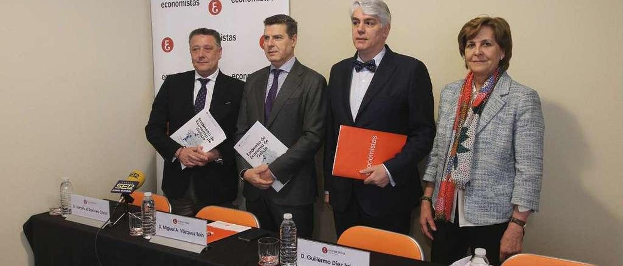 Venancio Salcines, Miguel Vázquez Taín, Guillermo Díez y María Jesús Freire, ayer en el colegio de Economistas de Ourense. // Iñaki Osorio