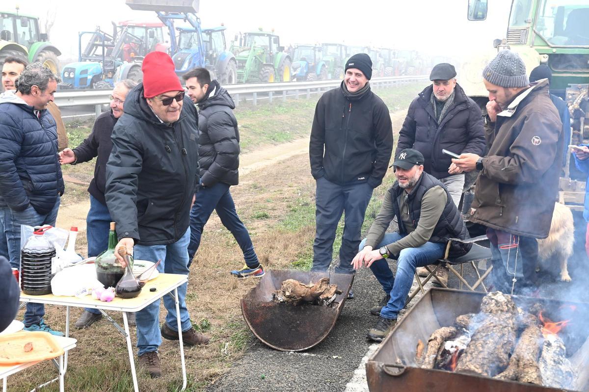 Agricultores catalanes protestan en Fondarella, en el Pla dUrgell (Lleida)