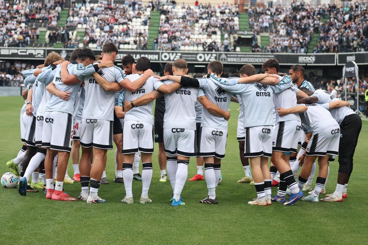 Los jugadores del equipo de Pablo Hernández, antes de disputar el encuentro contra el Córdoba.