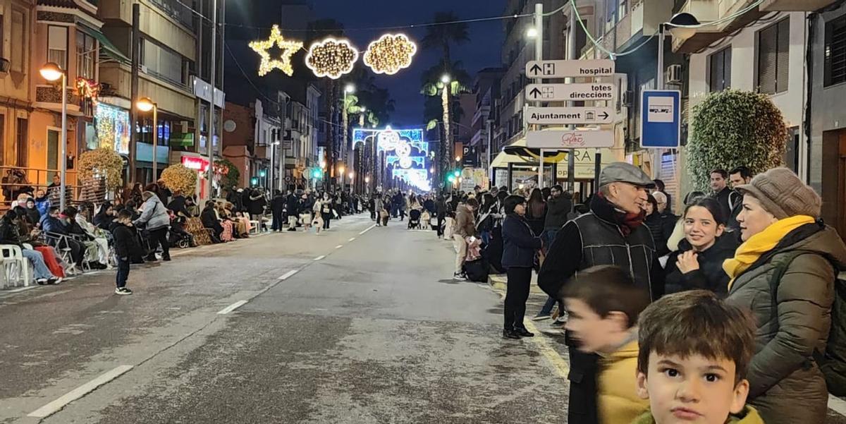 Miles de personas no quisieron perderse la multitudinaria Cavalcada de Reis de Vila-real y se distribuyeron a lo largo del kilómetros y medio de recorrido de la misma.