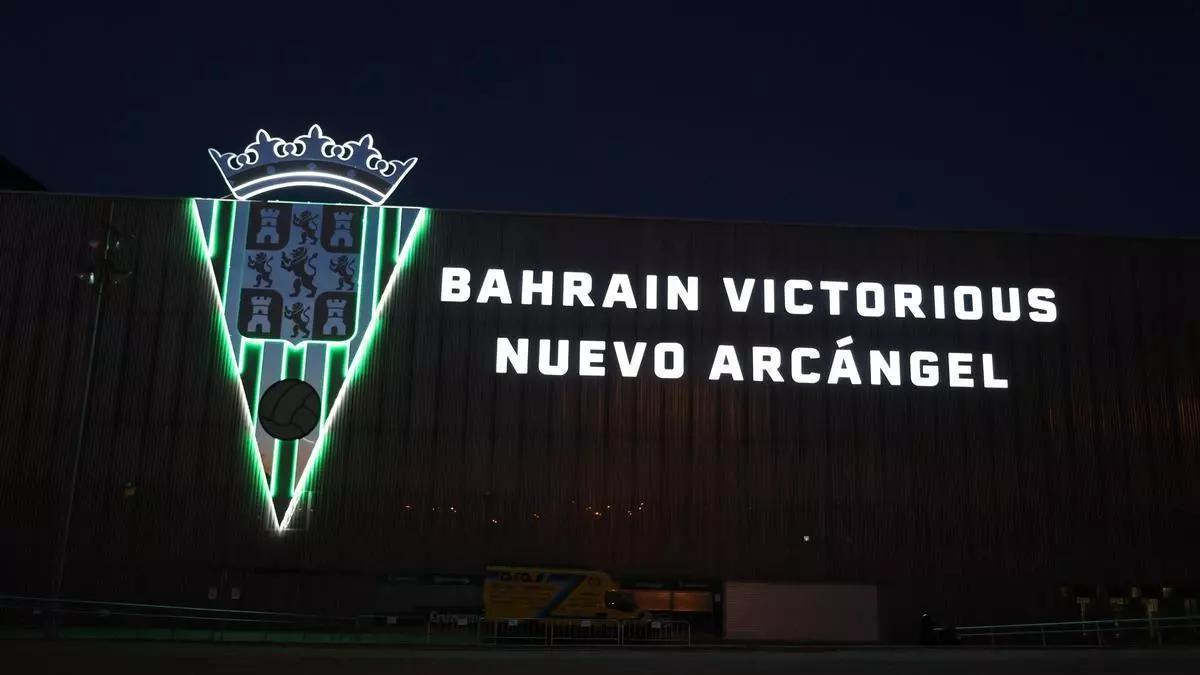El rótulo en la fachada de Fondo Norte en el Bahrain Victorious Nuevo Arcángel.