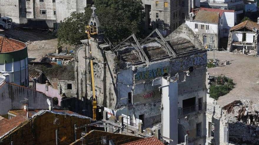 Una máquina desmonta la fachada de la capilla del asilo de Santa Marta, en el Barrio do Cura. // R. Grobas