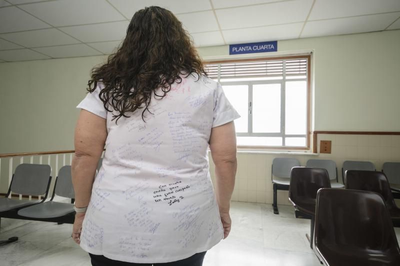 Una de las trabajadoras jubiladas del SCS nos enseña el ambulatorio de San Juan en su última semana de actividad, ya que el 7 de mayo se traslada a El Calero  | 30/04/2018 | Fotógrafo: Tony Hernández