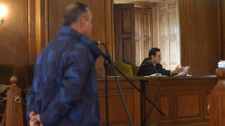 El acusado durante el juicio celebrado esta mañana en la Audiencia de Pontevedra.
