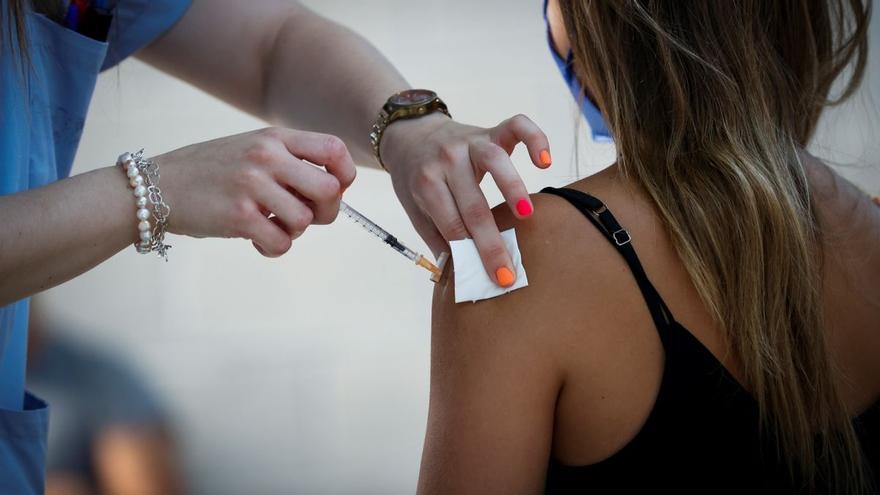 ¿Qué dicen los científicos sobre administrar una tercera dosis de la vacuna?