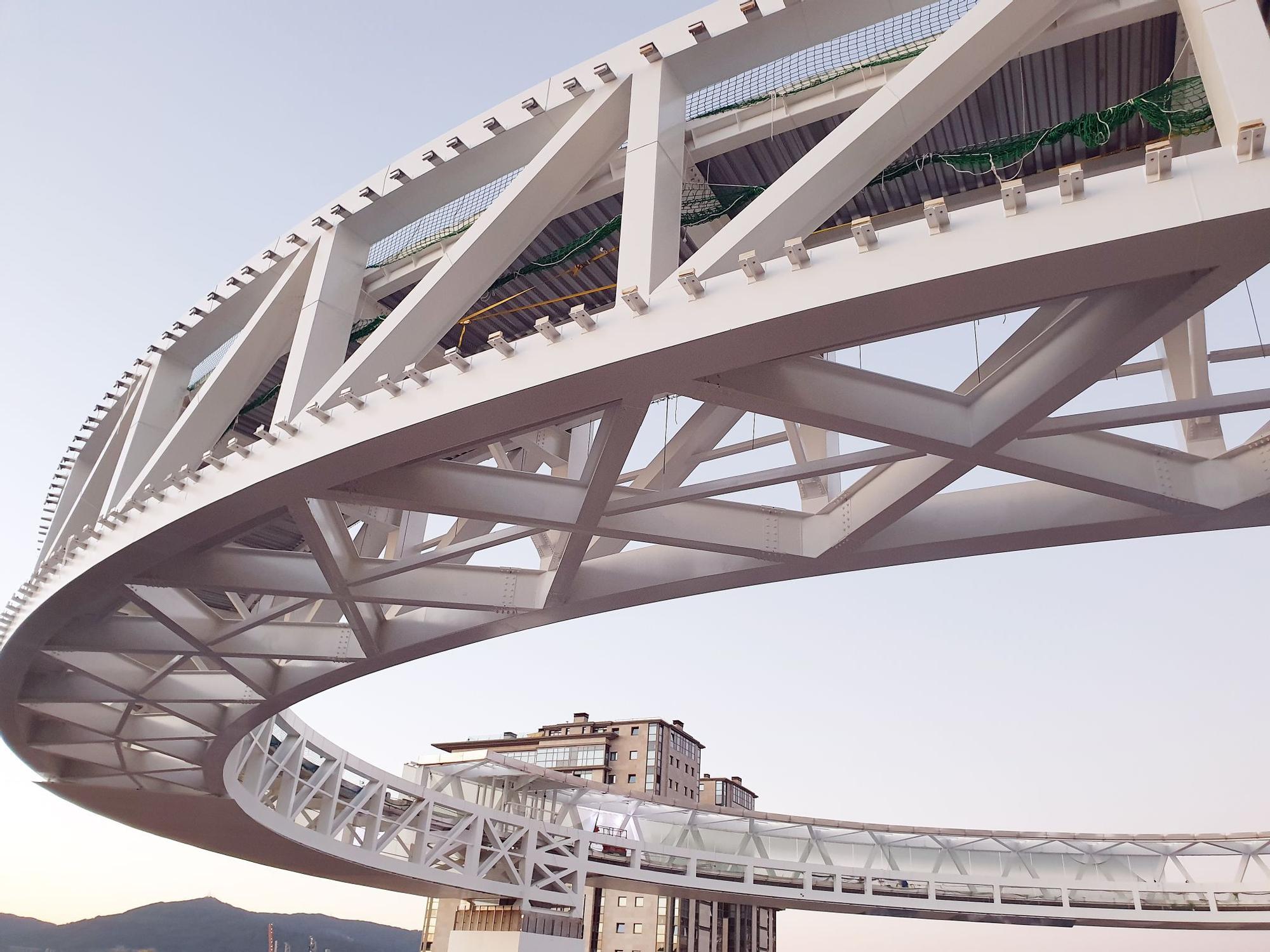 El anillo del ascensor HALO finaliza su izado y "aluniza" en la plaza de Vialia