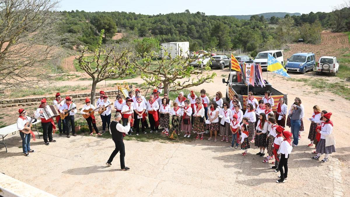 Més de cent cantaires recorren el municipi d’Òdena per celebrar les Caramelles