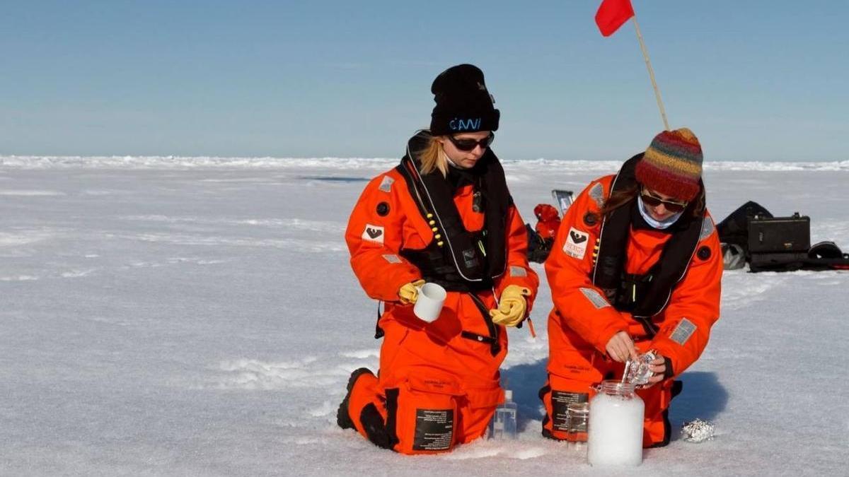 Científicas recogiendo muestras en el hielo del Ártico.