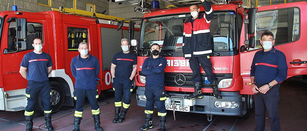 Seis de los nueve bomberos que ayer conformaron el turno, en el parque.  // IÑAKI OSORIO