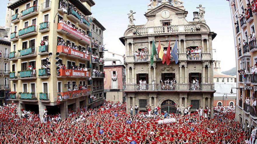 Miles de personas festejan el inicio de las fiestas de San Fermín del 2010 en Pamplona