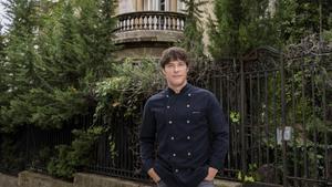 Jordi Cruz, delante de su futuro restaurante de cocina catalana.