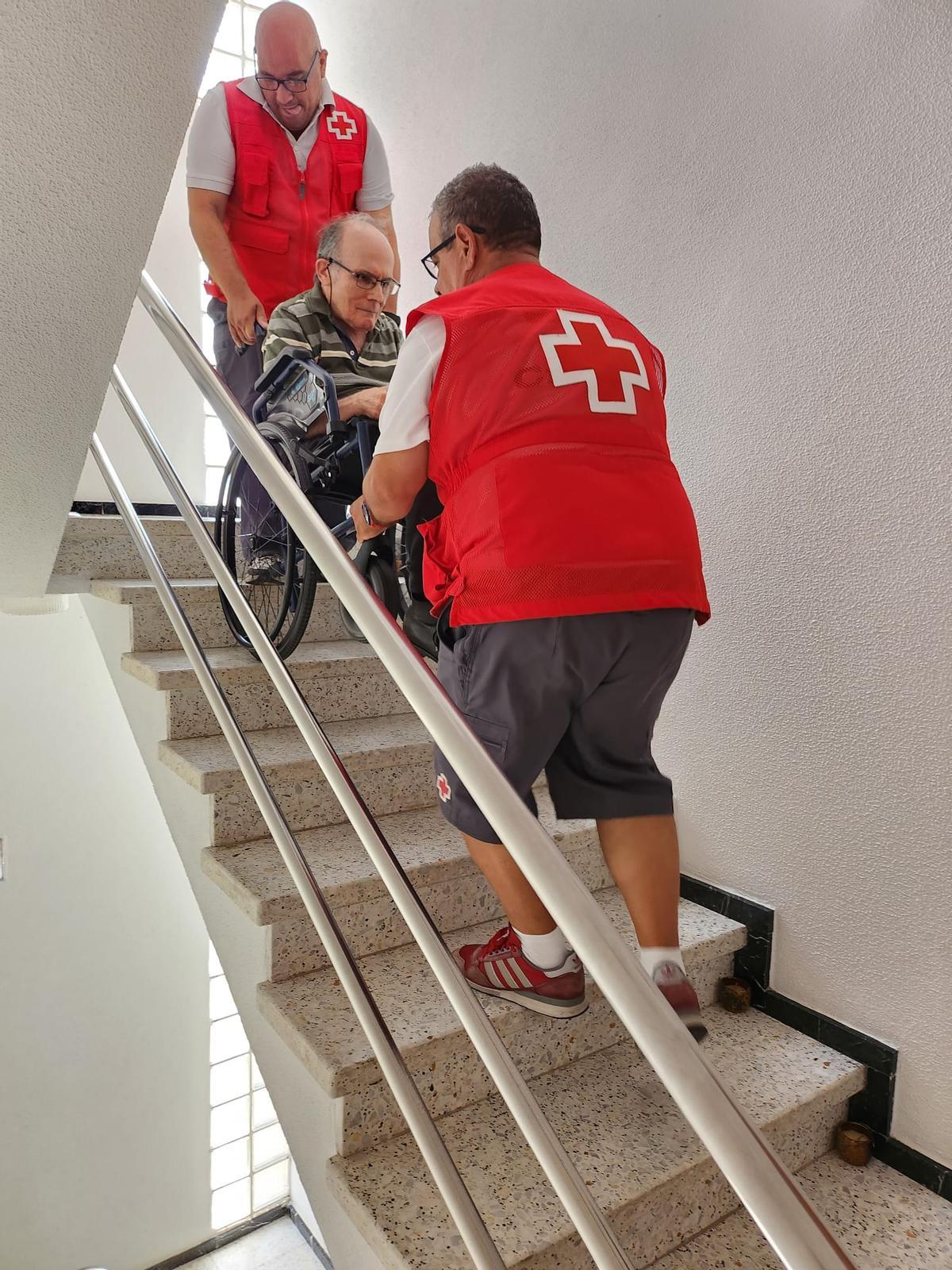 Cruz Roja en Canarias traslada a 49 personas con movilidad reducida para que puedan ejercer su derecho al voto.