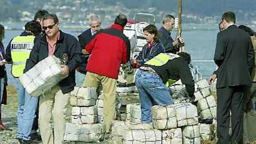 Una imagen de los fardos de cocaína incautados en dos operaciones paralelas en las rías bajas