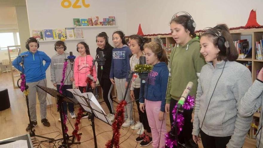 Alumnos del colegio As Covas en el momento de la grabación del villancico. // Noé Parga