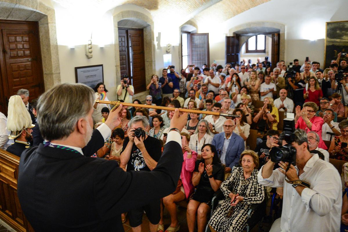 Pizarro muestra el bastón de mando, en el salón de plenos de Plasencia.