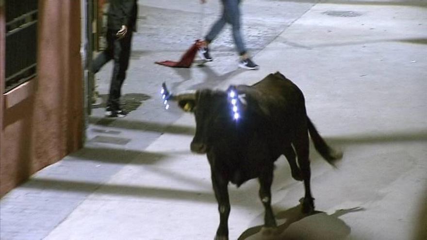 El toro con bombillas fue recibido con pitos y críticas