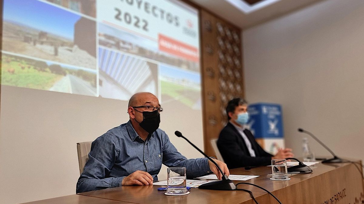 Francisco Farrona y José Carlos Cobos, ayer, en rueda de prensa.