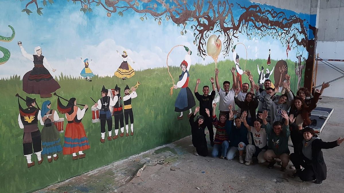Voluntarios y responsables, con la edil Eva Baragaño, ante el nuevo mural de La Najosa