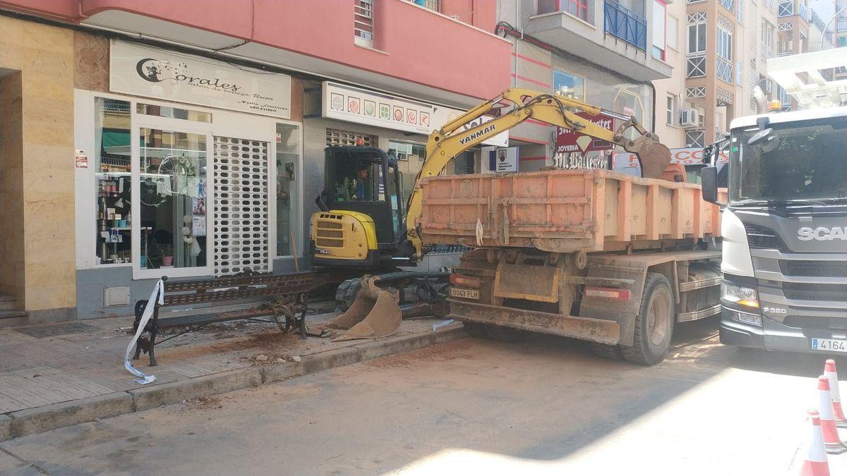 Operarios de Aqualia reparan la tubería a la altura del número 96 hace una semana.