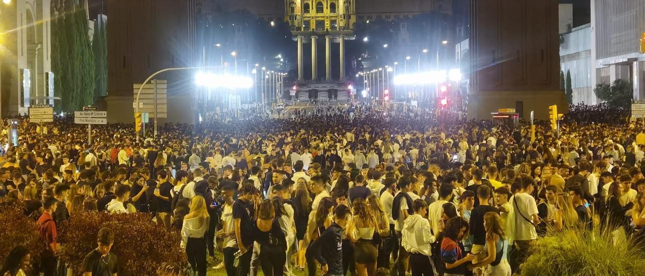 Miles de jóvenes celebran un botellón en la avenida Maria Cristina de Barcelona